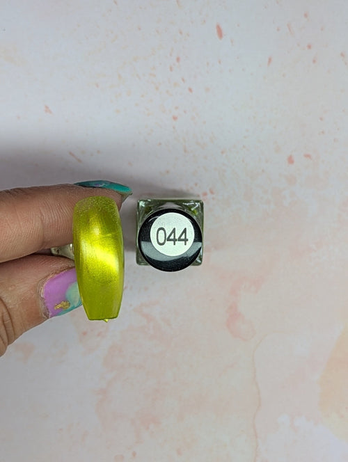 #044 Sassy Monster vernis Ă  stamping - Ongles Elaine Lemay