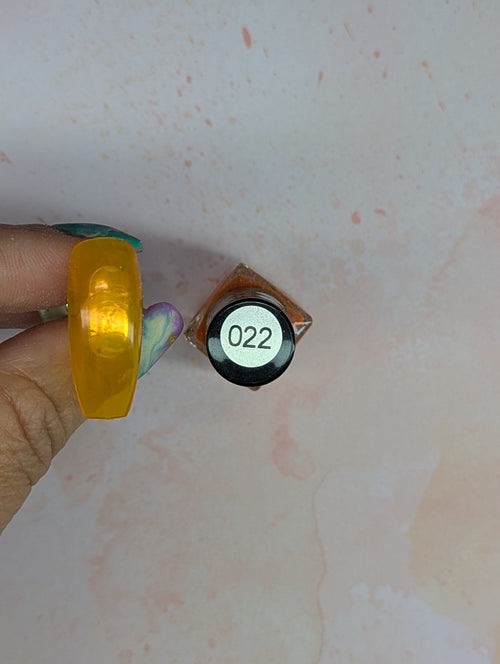 #022 Clementine vernis Ă  stamping - Ongles Elaine Lemay