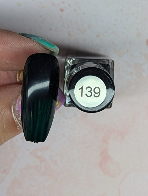 #139 Scotch Pine vernis à stamping - Ongles Elaine Lemay