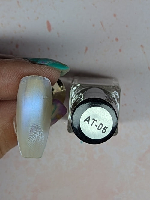#AT-05 Angelic Tint vernis à stamping - Ongles Elaine Lemay