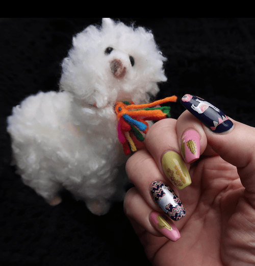 CJS-98 Love at First Llama - Ongles Elaine Lemay