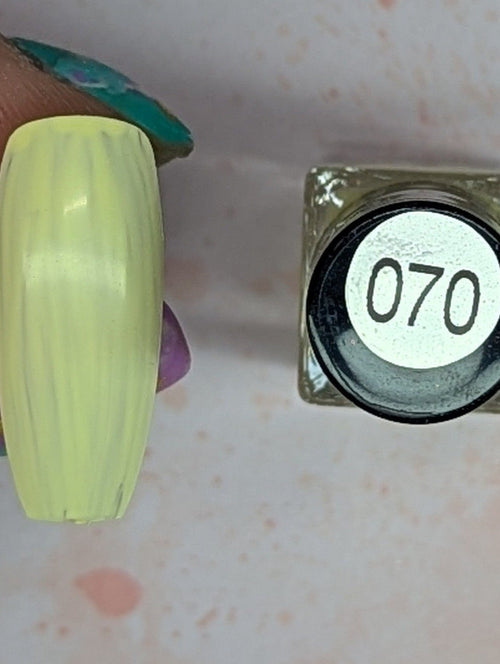 070 Magnolia vernis à stamping - Ongles Elaine Lemay