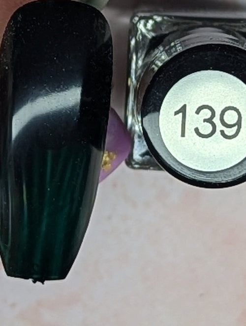 139 Scotch Pine vernis à stamping - Ongles Elaine Lemay