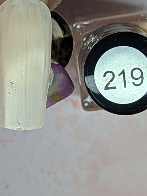219 Crème Anglaise vernis à stamping - Ongles Elaine Lemay