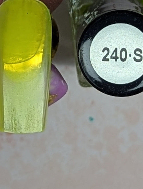 240-S Green Ginger (sheer) vernis à stamping - Ongles Elaine Lemay
