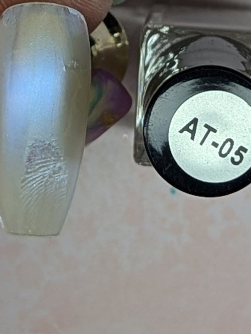 AT-05 Angelic Tint vernis à stamping - Ongles Elaine Lemay
