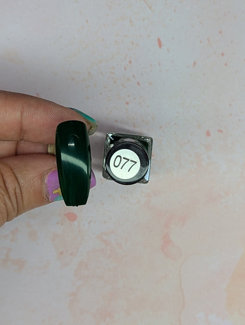 #077 Lush Leaf vernis à stamping - Ongles Elaine Lemay 