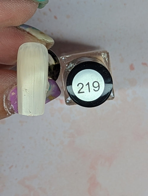 #219 Crème Anglaise vernis à stamping - Ongles Elaine Lemay 