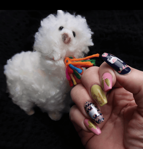 CJS-98 Love at First Llama - Ongles Elaine Lemay 